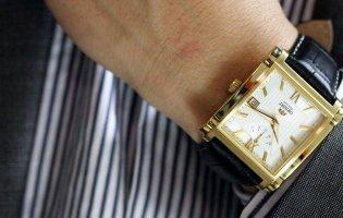 Зеленський подарував евакуйованому з Уханя українцю годинник за 4 тисячі (фото, відео)