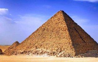У Єгипті юнак впав з піраміди та помер
