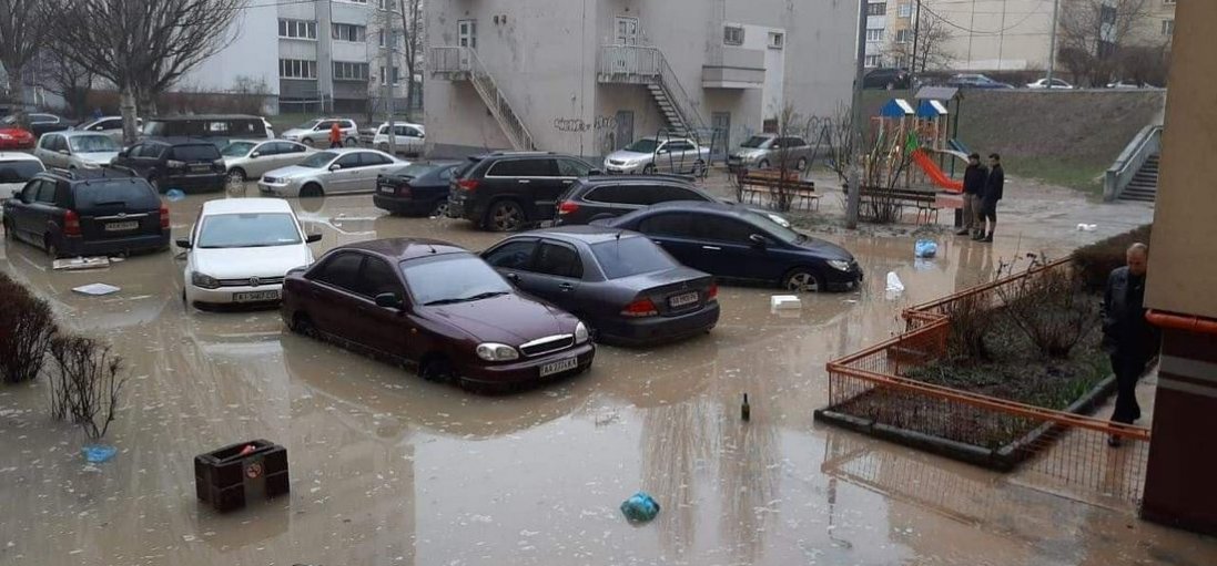 Потоп у Києві: автомобілі перетворилися на човни (фото)