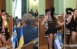 Скандал у Херсонській ОДА: 8 березня святкували спокусливим танцем (відео)