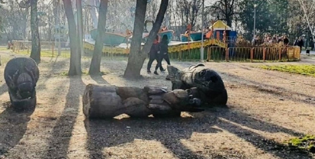 Статуя вбила дівчинку в запорізькому парку: місцеві жителі закликають покарати винних (фото, відео)
