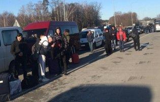Українці не можуть потрапити додому з Польщі: закритий пішохідний прохід