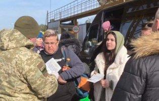 400 осіб, які «застрягли» на польському кордоні, переправили в Україну