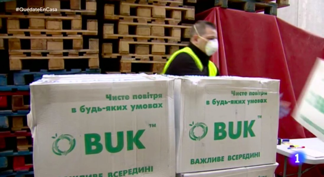 Відео та фото, як в Італії та Іспанії тоннами вивантажують українські респіратори
