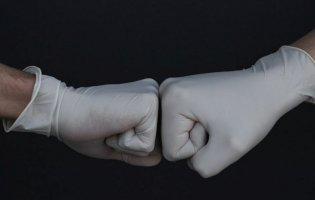 Як правильно знімати медичну маску і рукавички