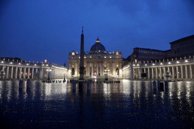 Пуста площа перед базилікою Святого Петра під час молитви Папи / Фото Getty images