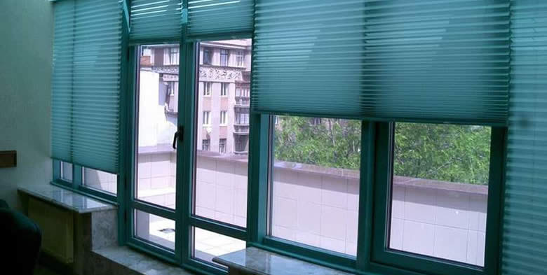 Дизайн штор-плісе універсальний, тому що підходить будь-якій формі вікна