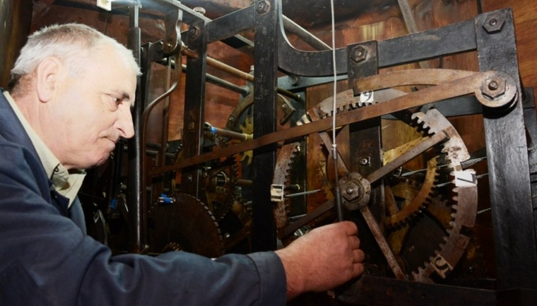 Долає 126 сходинок, аби завести годинниковий механізм