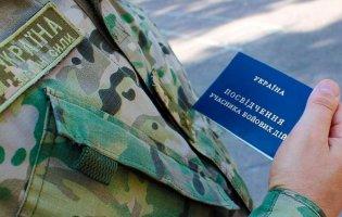 У Миколаєві маршрутник на колінах вибачався у ветерана АТО