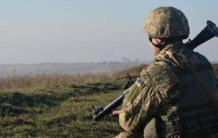 На Донбасі важко поранили військового