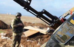 На Сході тривають обстріли, поранили українського військового