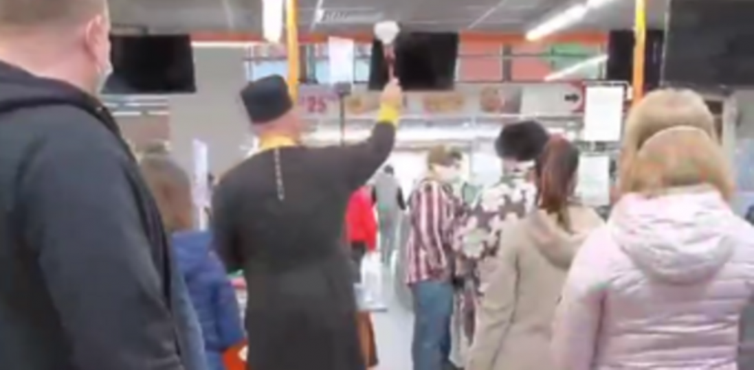 У Дніпрі в супермаркеті священик «рятував» людей від  коронавірусу