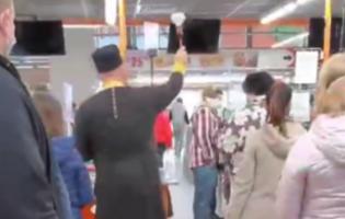 У Дніпрі в супермаркеті священик «рятував» людей від  коронавірусу