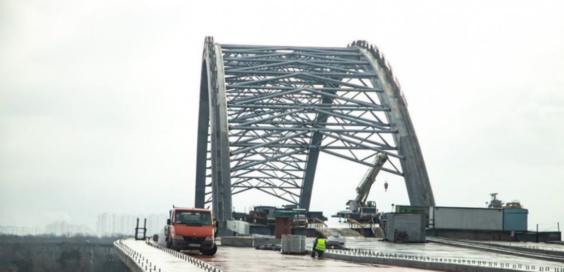 У Києві вітер зірвав риштування на недобудованому мосту