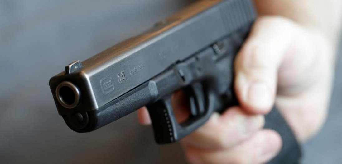 У Кривому Розі невідомий розстріляв молоду пару, а потім викинувся з вікна