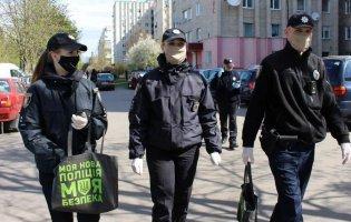 У Луцьку поліція роздавала маски та антисептики