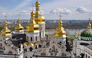 Попри епідемію біля Києво-Печерської лаври — черга за благодатним вогнем