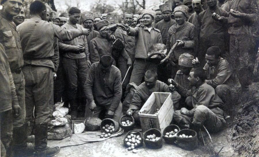 Солдатський Великдень на Волині в квітні 1917 року. На фото роздача пасок, ковбас та крашанок солдатам Сибірського полку на Волині