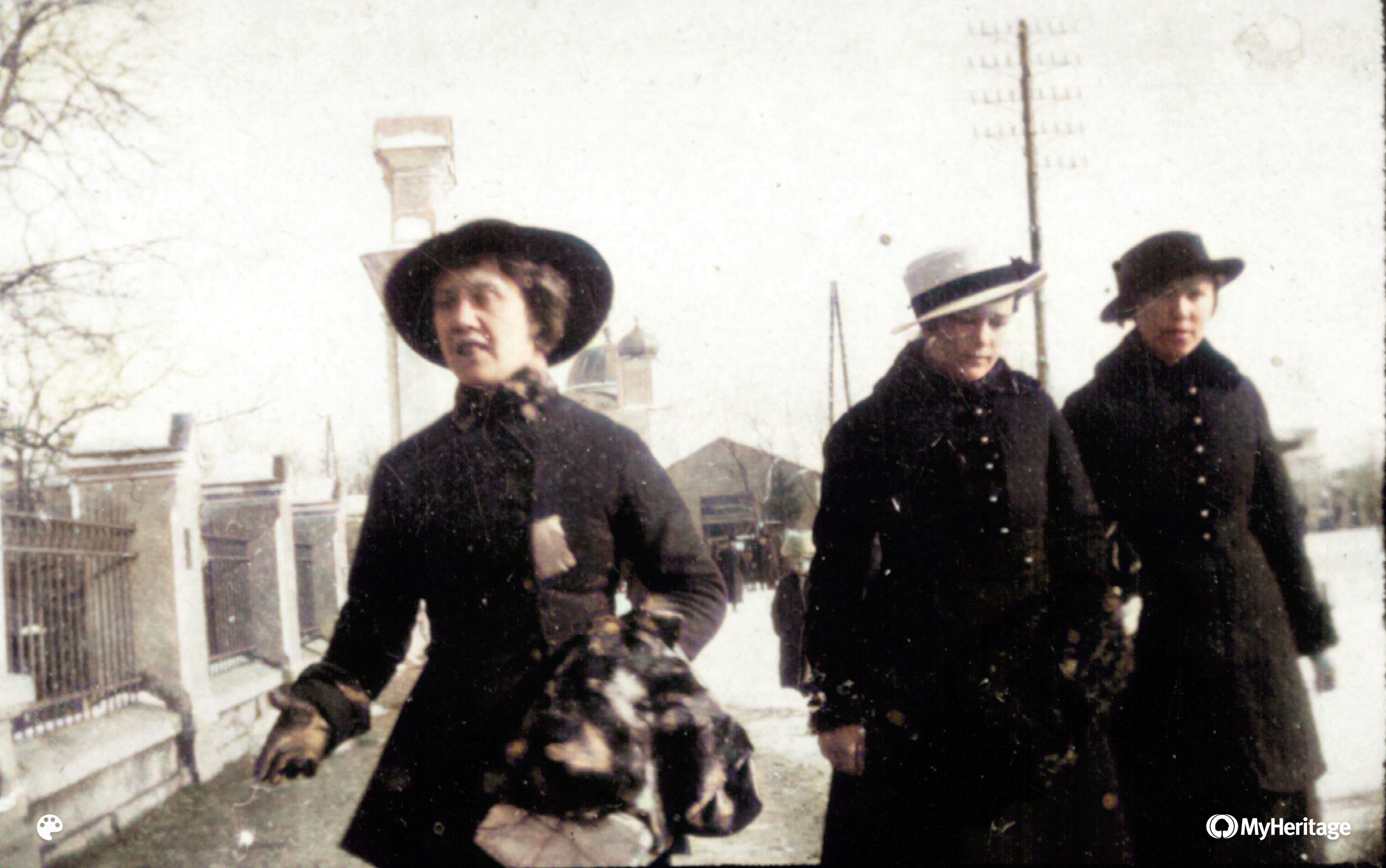 Жінки на прогулянці, 1917 р.
