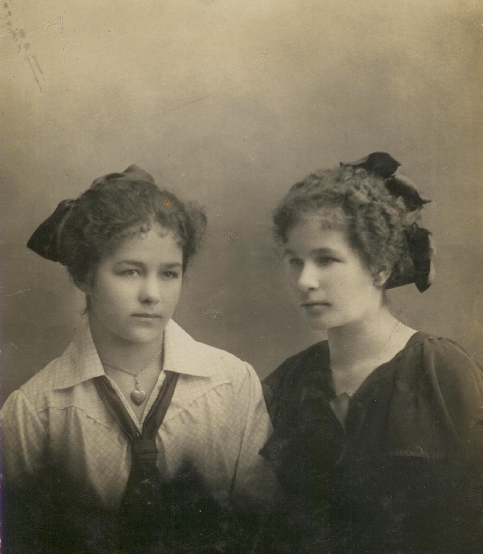Дві дівчини, 1918 р.