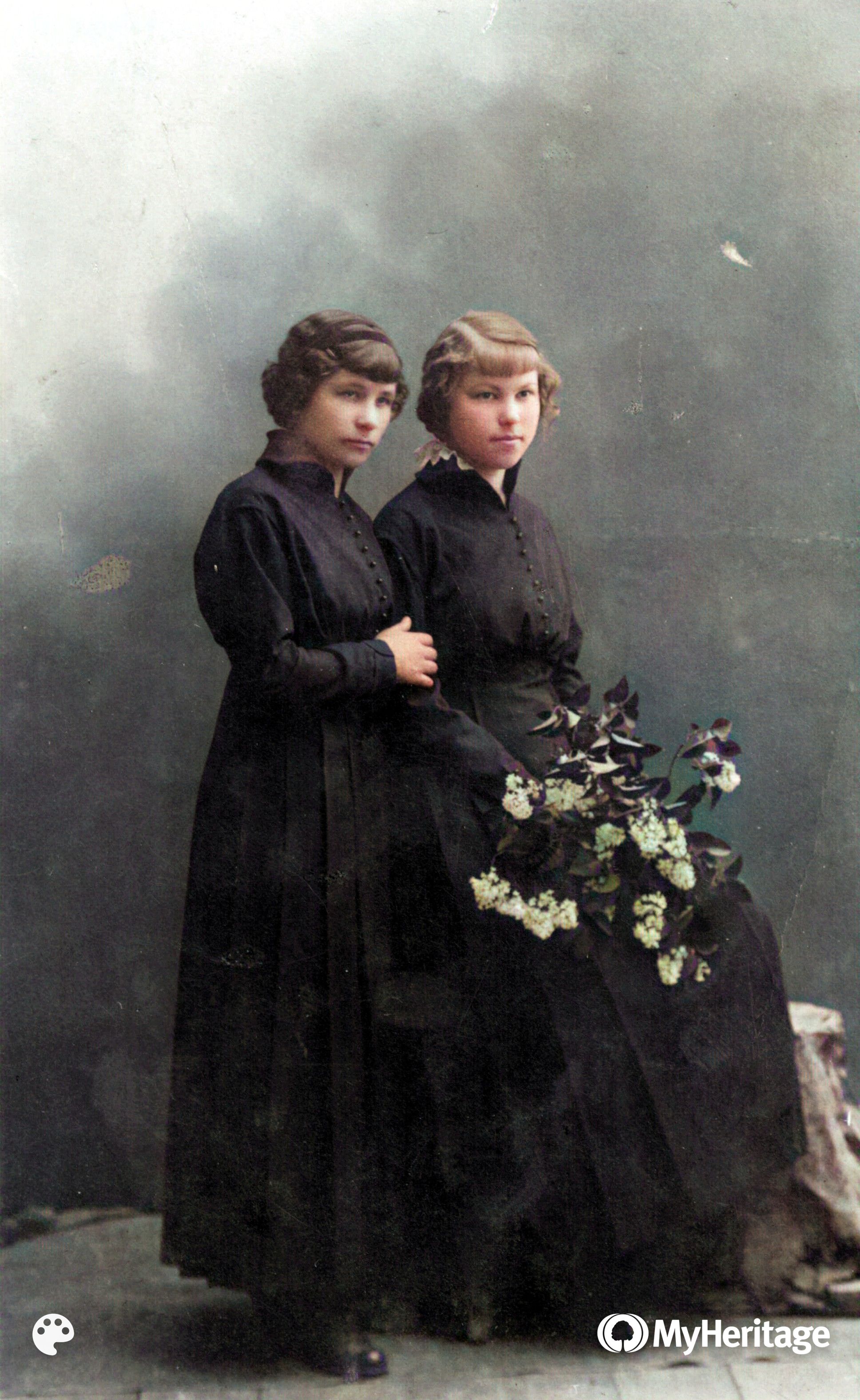 Подружки в фотоательє, 1917 р.