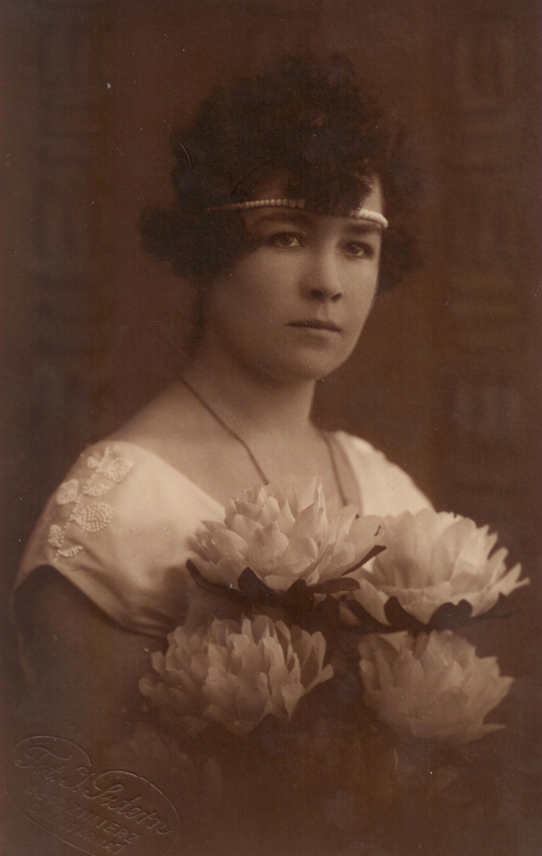 Дівчина з квітами, 1922 р.