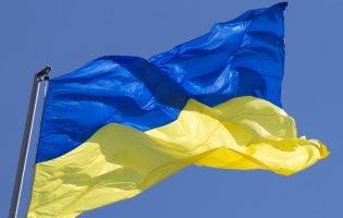 У Запоріжжі п'яні підлітки зірвали прапор і копали його