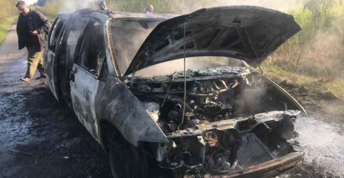 На Волині чоловік підпалив автомобіль із краденим лісом