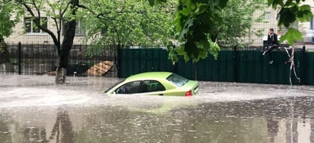 Автомобілі плавають вулицями – сильний дощ затопив Київ