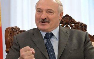 «Цілуйся зі своєю жінкою, а до іншої – не лізь», - рецепт від COVID-19 від Лукашенка