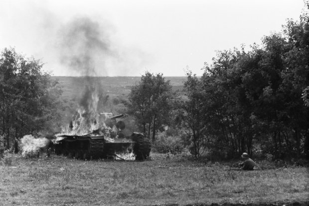 Палаючий радянський танк КВ-1 та угорський солдат в окопі під Харковом. Весна, 1942 рік </em>/ <em>Фото: memory.gov.ua