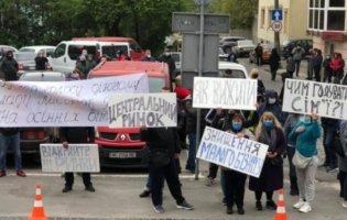 «Ринки стали вигнанцями»: у Луцьку біля міськради знову протестують підприємці