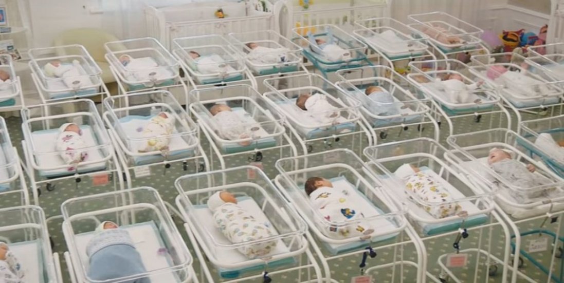 Діти як товар: в готелі в Києві утримують 46 немовлят від сурогатних матерів
