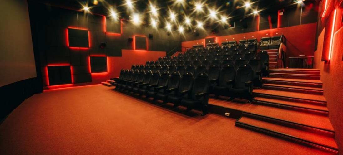 Коли в Україні запрацюють кінотеатри і театри