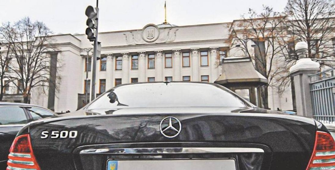На яких авто їздять українські нардепи та президент:  розслідування