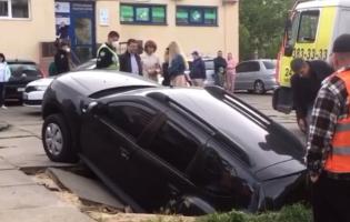 Опублікували відео, як у Києві автомобіль провалився під землю