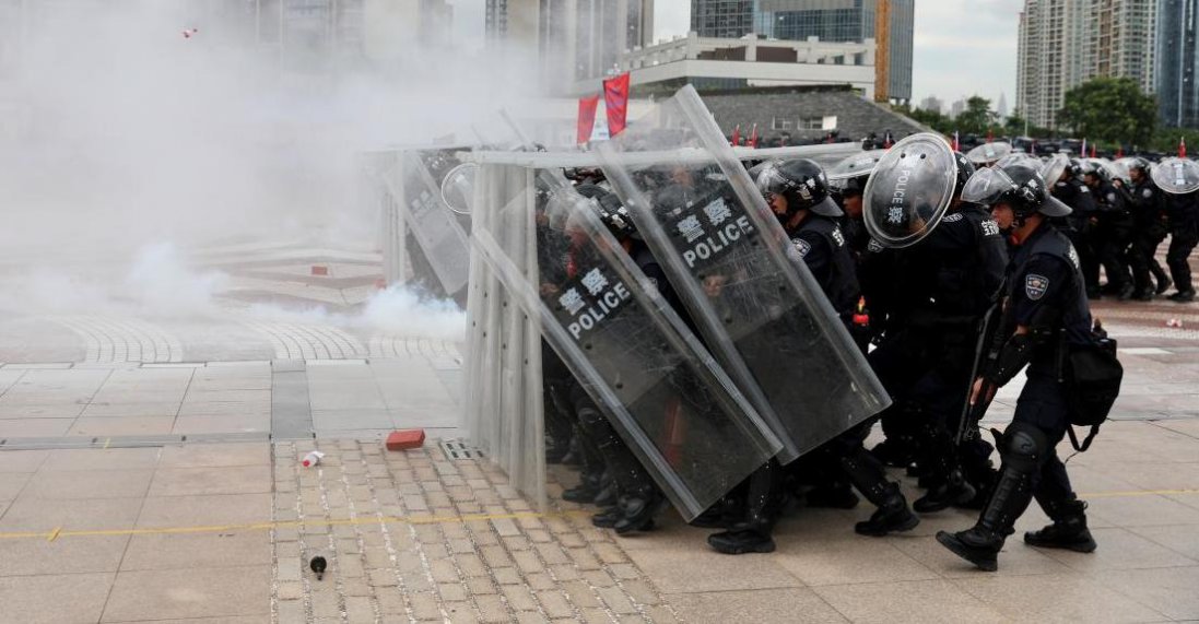 У Гонконгу поліція розігнала мітинг сльозогінним газом