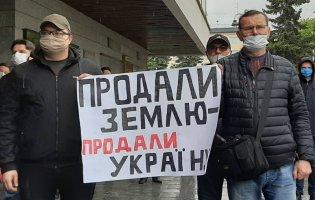 Луцькі активісти мітингують проти Зеленського