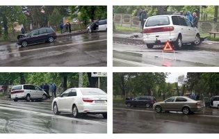 «Мокра» аварія в Луцьку: мінівен знесло з дороги