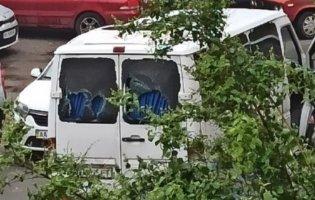 На Київщині війна між перевізниками:  розстріляли маршрутку