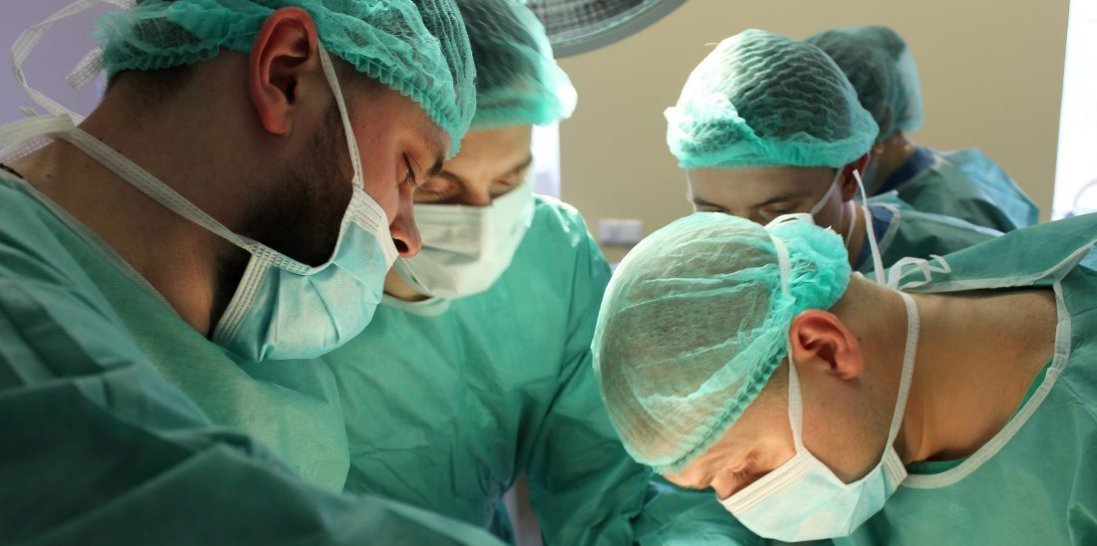 На Волині хірурги рятували життя пацієнта з порізаною шиєю