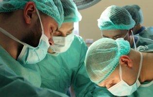 На Волині хірурги рятували життя пацієнта з порізаною шиєю