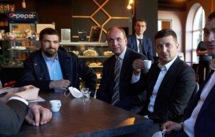 У кафе і без соціальної дистанції: як Зеленський пив каву у Хмельницькому