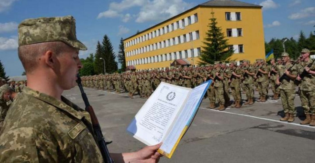 В Україні випускників шкіл та вишів не забиратимуть до армії влітку 2020