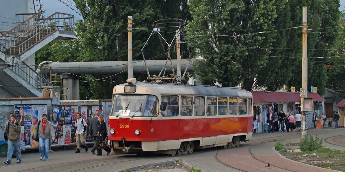 У Києві водієві трамваю дісталося на горіхи за зауваження щодо масок