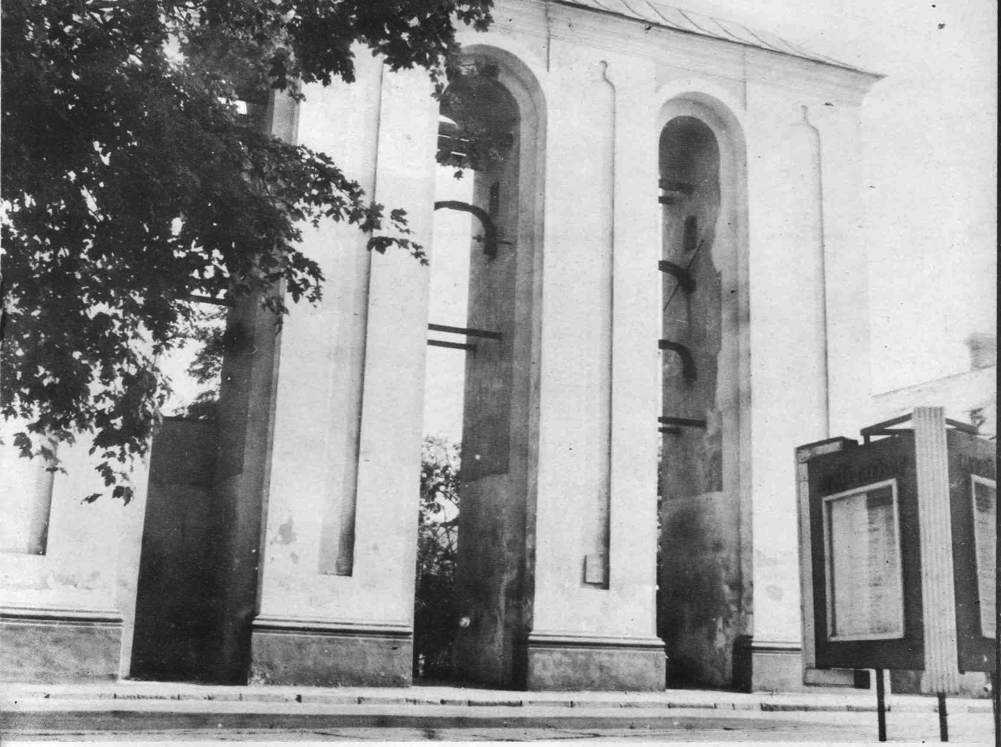 Дзвіниця біля костелу. Автор Ж.Ю. Марищук. 