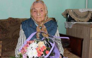 Незвичайна жінка зустріла 106-й день народження, хоча насправді їй 108 років