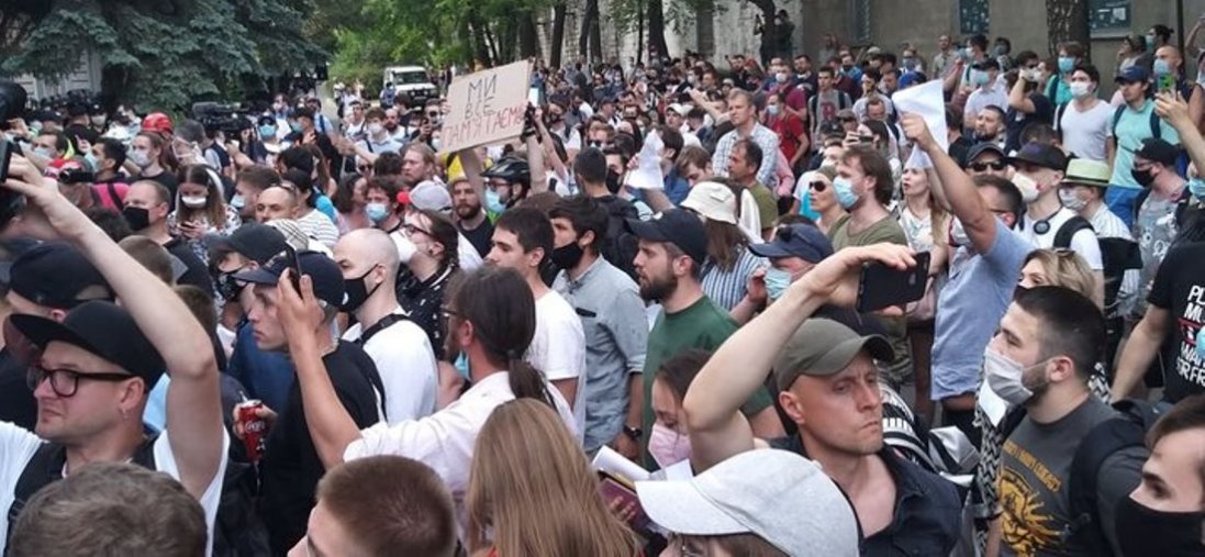 Справа Стерненка: у Києві протести, сутички і сльозогінний газ