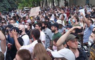 Справа Стерненка: у Києві протести, сутички і сльозогінний газ