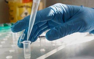 Поцілунки не допомогли: від COVID-19 помер цілитель, що лікував від епідемії